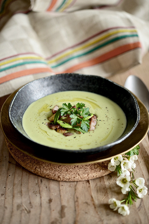 Velouté de feves et petits pois au lard